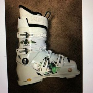 BRAND NEW 26.5 SKI BOOTS